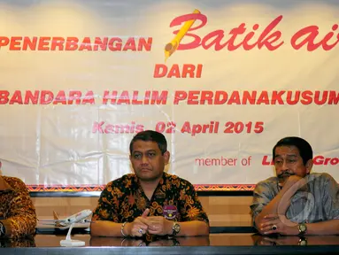 Suasana konferensi pers peresmian beroperasinya Batik Air di Bandara Halim Perdanakusuma, Jakarta, Kamis (2/4/2015). Dirut Batik Air, Capt. Achmad Lutfhfie (kiri) memberikan memberikan keterangan pers kepada wartawan (Liputan6.com/Yoppy Renato)