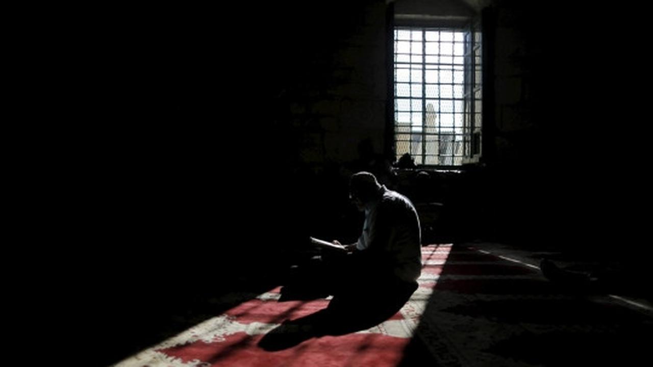 Melantunkan ayat suci Alquran di Masjid Al Aqsa