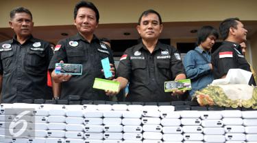 Sat Resnarkoba Polres Jakarta Barat merilis barang bukti empat kotak kardus besar berisikan 551 buah power bank yang di dalamnya berisikan shabu 22.040 gram jaringan Internasional, Jakarta Barat, Jumat (24/6). (Liputan6.com/Johan Tallo)