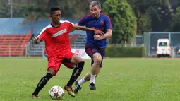 Denis Irwin (kanan) saat berebut bola dengan pemain Dream team A pada acara United Way Coaching Clinic You C 1000 di Stadion Soemantri Brojonegoro, Jakarta, Sabtu (7/5/2016). (Bola.com/Nicklas Hanoatubun)