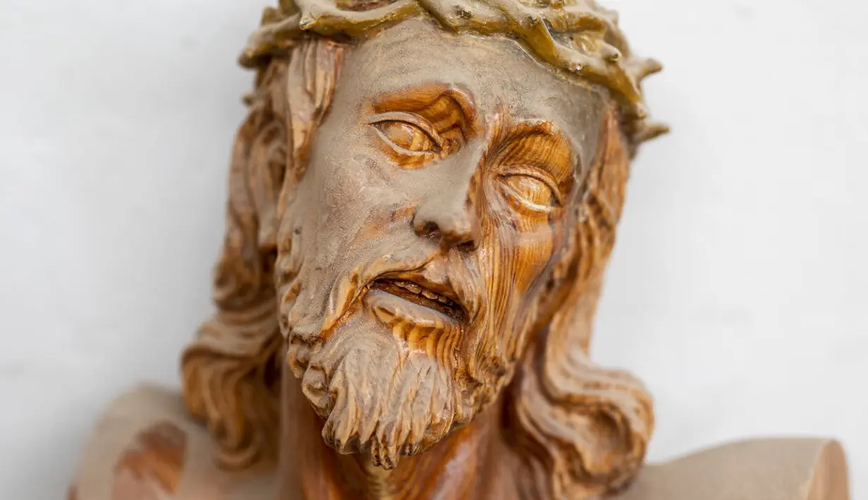 Patung Yesus dari kayu disimpan di bengkel Arte Martinez, Horche, Spanyol, Senin (29/3/2021). Untuk dua tahun berturut-turut, Spanyol harus membatalkan prosesi Minggu Paskah untuk membantu menghentikan penyebaran COVID-19. (AP Photo/Bernat Armangue)
