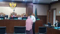 Azis Syamsuddin saat bertemu saksi di persidangan, Pengadilan Negeri Jakarta Pusat. (Merdeka.com)
