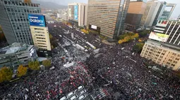 Sejumlah massa berunjuk rasa menuntut Presiden Park Geun-Hye mundur dari jabatannya, di jalan utama Seoul, Korea Selatan, Sabtu (12/11). Park Geun-Hye diminta mundur atas tuduhan korupsi, kolusi, dan nepotisme (KKN). (REUTERS/Jeon Heon-kyun)