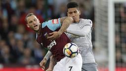 Duel pemain West Ham United, Marko Arnautovic (kiri) dan pemain Manchester United, Chris Smalling pada lanjutan Premier League di London Stadium, London, (10/5/2018). West Ham tahan MU 0-0. (AP/Alastair Grant)