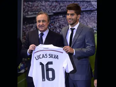 Presiden Real Madrid Florentino Perez saat memperkenalkan Lucas Silva di Santiago Bernabeu, Madrid, Senin (26/1/2015). (AFP Photo/Pierre P Marcao)