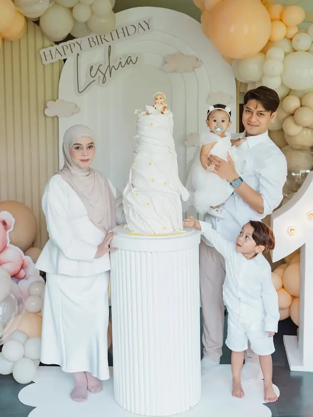 Lesti Kejora saat Rayakan Ulang Tahun Satu Tahun Putrinya dengan setelan baju putih. [@lestikejora]