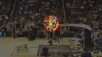 Video para freestyle basket yang menghebohkan penonton, karena saat beraksi salah satu di antara mereka mengalami kesalahan yang membuat seluruh badan masuk ke ring basket.
