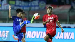 Pemain depan Sulawesi Selatan, Irfan Afandi (kanan) berebut bola dengan pemain Jawa Barat pada laga final PON XIX 2016 di Stadion Si Jalak Harupat, Kab Bandung, Rabu (28/9). Jabar unggul lewat adu penalti 5-4. (Liputan6.com/Helmi Fithriansyah)