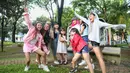 Gempita Nora Marten syuting video klip girl band anak-anak KAZUMI berjudul Nakal Ih di Taman Menteng Bintaro, Tangerang Selatan, Banten, Senin (3/2/2020). (Adrian Putra/Fimela.com)