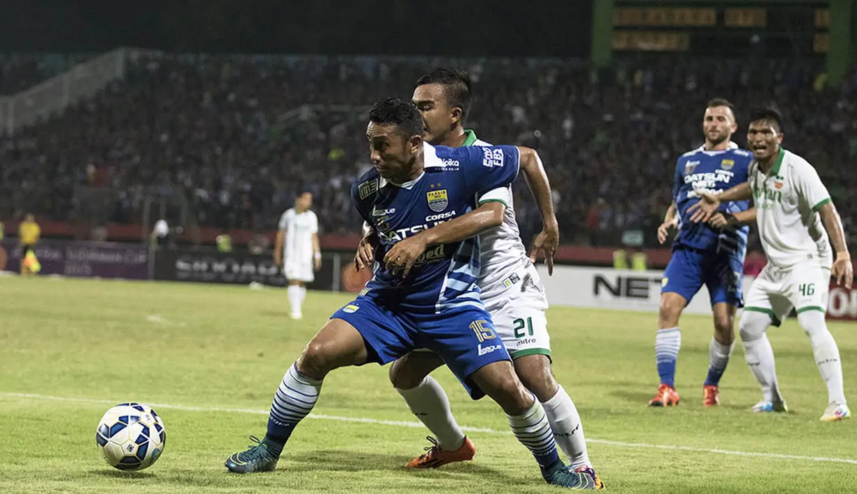 Pemain Persib, Firman Utina, berebut bola dengan pemain Surabaya United dalam lanjutan Grup C Piala Jenderal Sudirman 2015 di Stadion Gelora Delta Sidoarjo, Sabtu (21/11/2015). (Bola.com/Vitalis Yogi Trisna)