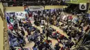 <p>Para pembeli memilih pakaian di Pasar Cipulir, Jakarta Selatan, Rabu (27/4/2022). Jelang Hari Raya Idul Fitri 1443 H, pembelian pakaian di Pasar Cipulir mengalami peningkatan, terutama pakaian muslim dan anak-anak. (Liputan6.com/Johan Tallo)</p>