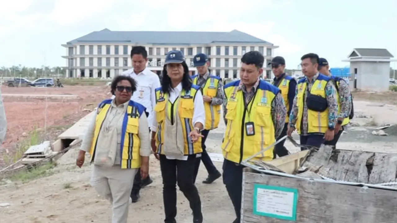 Wakil Menteri Dalam Negeri (Wamendagri) Ribka Haluk mendampingi Wakil Menteri Pekerjaan Umum (PU) Diana Kusumastuti meninjau sejumlah pembangunan infrastruktur strategis di Papua. (Dok. Istimewa)