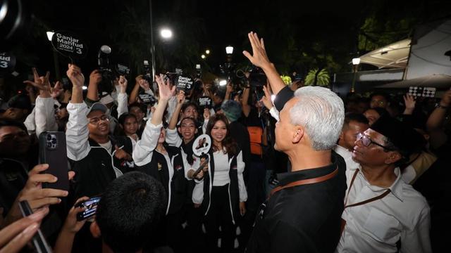 Salam Metal! Menang Total! Teriakan dukungan langsung bergema di kantor KPU Jakarta saat Capres 2024 Ganjar Pranowo mengangkat nomor urut tiga, Selasa (14/11) (Istimewa)