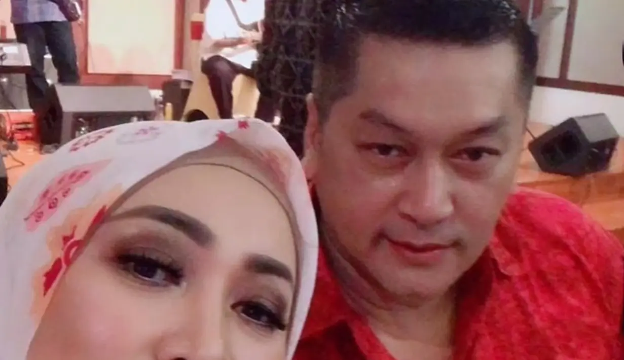 Melly Goeslaw dan Donny Kesuma juga bersahabat baik sejak bertahun-tahun lalu. Banyak kenangan yang ditinggalkan Donny semasa hidup. "Donny orang baik, sangat aktif di Gabungan Artis Seniman Sunda @gegedug_gass, seorang sahabat yang selalu meringankan langkahnya untuk membantu temannya dan membantu banyak orang," tutur Melly. (Foto: Instagram/ melly_goeslaw)