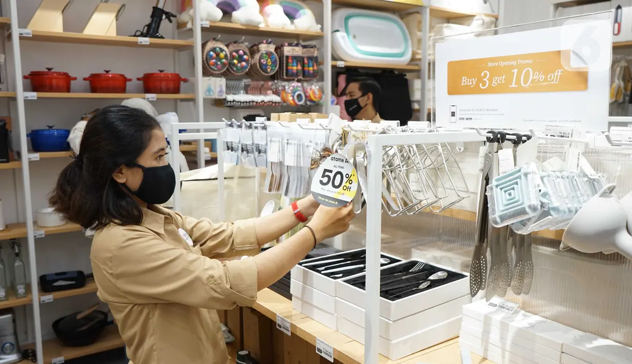 Konsumen melihat produk di gerai IUIGA AEON Mall Sentul City, Bogor, Jumat (19/03/2021). Pembukaan gerai ke-3, IUIGA juga mengenalkan pilihan pembayaran baru dengan metode cicilan dengan bunga 0 persen dan potongan harga 10 persen dan tambahan 50 persen selama bulan Maret. (Liputan6.com/HO/Ruru)