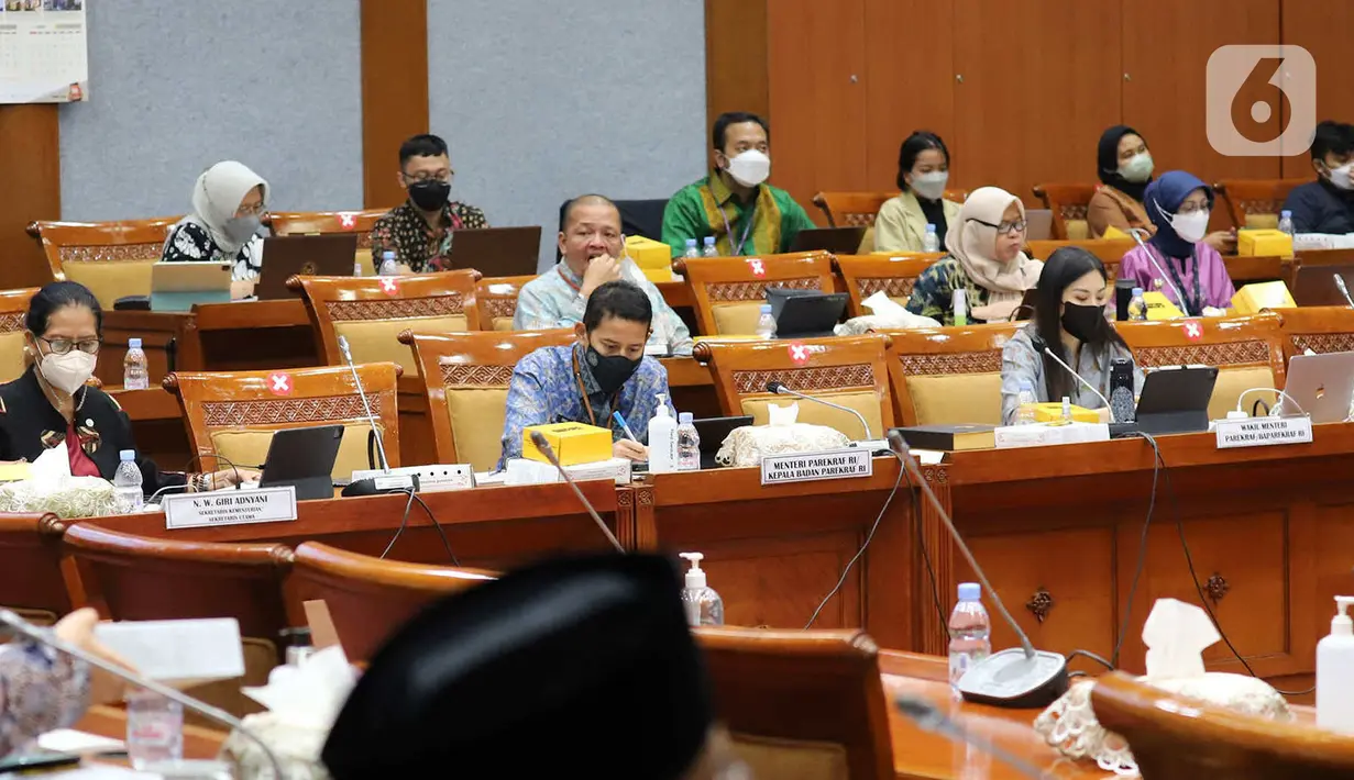 Menteri Pariwisata dan Ekonomi Kreatif Sandiaga Uno (tengah) bersama Wakil Menteri Pariwisata dan Ekonomi Kreatif Angela Tanoesoedibjo (kanan) saat mengikuti rapat kerja dengan Komisi X DPR di Kompleks Parlemen, Senayan, Jakarta, Kamis (2/6/2022). Rapat tersebut membahas RKA-K/L dan RKP K/L Kemenparekraf Tahun 2023. (Liputan6.com/Angga Yuniar)