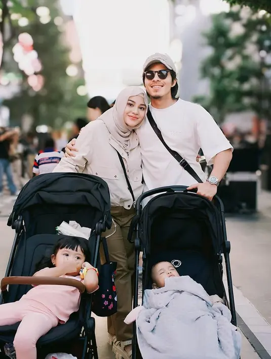 Tampil kompak saat liburan sudah menjadi keharusan bagi keluarga Atta Halilintar dan Aurel Hermansyah. [@attahalilintar].