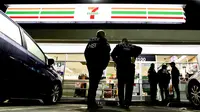Petugas imigrasi AS melakukan razia imigan gelap ke 100 toko 7-Eleven (AP)