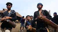 Masyarakat adat Suku Baduy melakukan Tarian Ngalage usai rangkaian tradisi adat Ngaseuk di kampung Karangkerit, desa Bojong Menteng, Banten, Senin (1/11/2021). Tradisi Ngaseuk merupakan musim tanam untuk suku Baduy yang nanti hasil panen untuk upeti pemerintah daerah.  (Liputan6.com/Herman Zakharia)