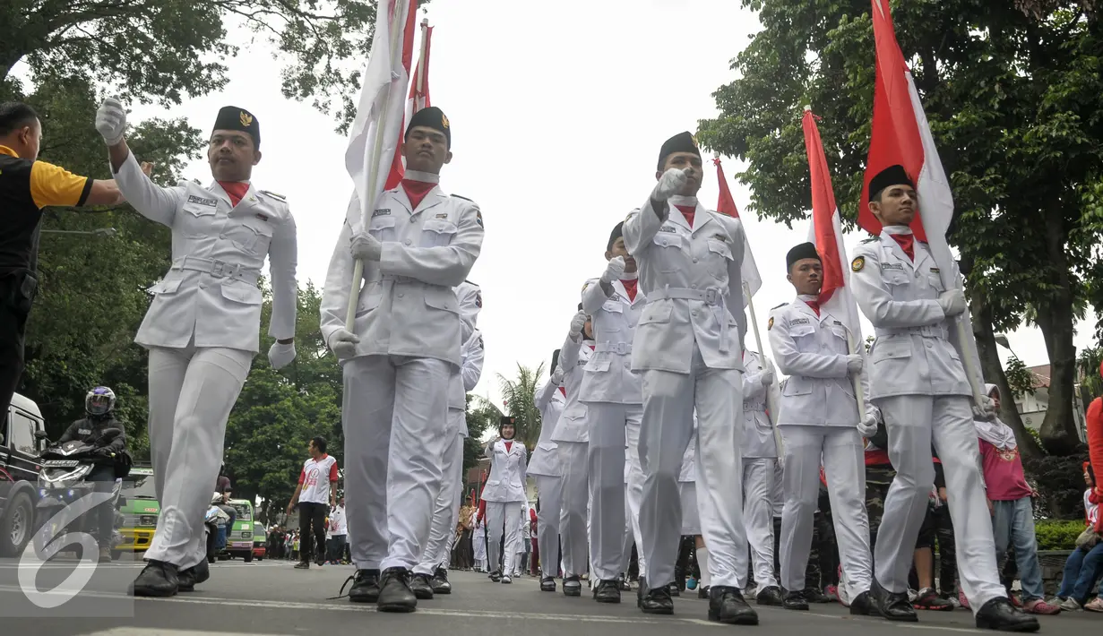Pasukan Pengibar Bendera ikut dalam Kirab Budaya Merah Putih di Bogor, Jawa Barat, Minggu (13/11). Acara ini bertujuan untuk memperkenalkan budaya bangsa kepada generasi muda sekaligus mempromosikan wisata Bogor. (Liputan6.com/Yoppy Renato)