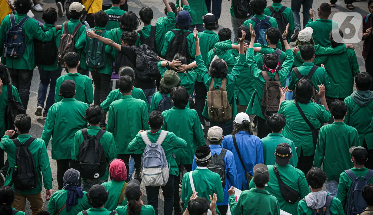 Massa mahasiswa sejumlah aliansi mulai mendatangi kawasan sekitar Gedung DPR untuk berunjuk rasa di Jakarta, Senin (11/4/2022). Diketahui, ada empat tuntutan yang disuarakan dalam aksi mahasiswa, salah satunya menolak penundaan pemilu 2024 atau masa jabatan 3 periode. (Liputan6.com/Faizal Fanani)