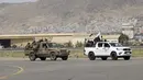 Pasukan khusus Taliban tiba di dalam Bandara Internasional Hamid Karzai setelah penarikan militer AS, di Kabul, Afghanistan, Selasa (31/8/2021).  Taliban menguasai penuh bandara internasional Kabul pada Selasa, setelah pesawat AS meninggalkannya landasan pacu. (AP Photo/Khwaja Tawfiq Sediqi)