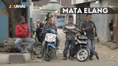 Tatapannya awas seperti mata elang. Memantau motor-motor di jalanan yang pemiliknya terus menunggak cicilan. 