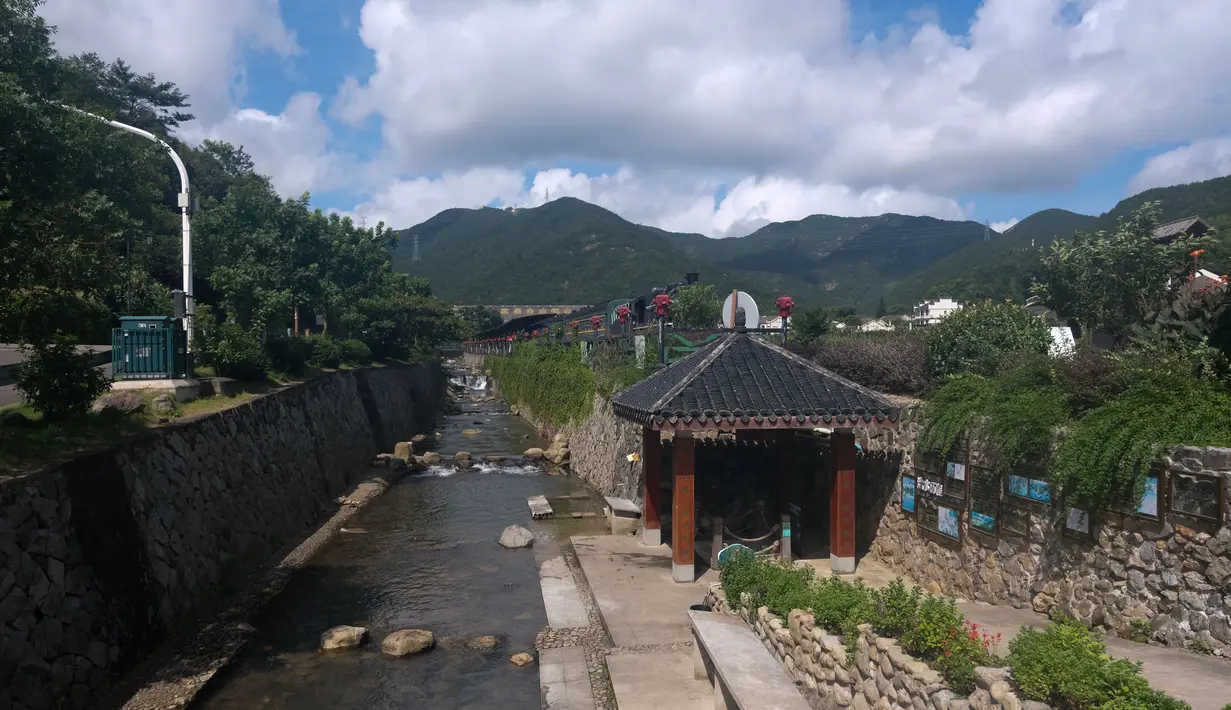 Pemandangan Desa Xinjian di Ganlan, Distrik Dinghai, Zhoushan, Provinsi Zhejiang, China timur (3/8/2020). Statistik menunjukkan bahwa desa-desa di Distrik Dinghai mendapatkan 1,73 juta kunjungan wisatawan pada 2019, menghasilkan pendapatan pariwisata 2,431 miliar yuan. (Xinhua/Xu Yu)