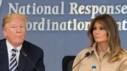 Presiden AS, Donald Trump dan Melania Trump melakukan pertemuan di Kantor Pusat Penanggulangan Bencana di Washington, Rabu (6/6). Trump dan Melania membahas kesiapan musim badai 2018 di AS, yang secara resmi dimulai pada 1 Juni. (AFP / JIM WATSON)
