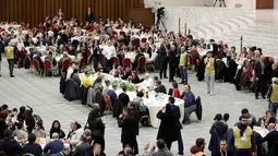 Paus Fransiskus mengundang sejumlah kaum miskin dalam jamuan makan siang di Vatikan, Minggu (18/11). Makan siang bersama ratusan kaum papa, tunawisma, dan pengangguran itu memperingati Hari Orang Miskin Sedunia. (AP/Andrew Medichini)