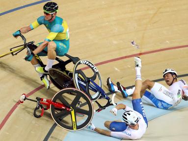  Pebalap Australia, Glenn O'Shea, bersenggolan dengan Elia Viviani (Italia), dan Park Sang-Hoon (Korea Selatan), dalam final omnium 40 km points race putra Olimpiade Rio 2016 di Rio Velodrome, Rio de Janeiro, Brasil, (15/8/2016). (Reuters/Paul Hanna)