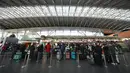 Pelancong menunggu di konter check-in sebelum penerbangan mereka di bandara Boryspil, luar Kiev, 13 Februari 2022. Ukraina berjanji menjaga wilayah udaranya terbuka untuk perjalanan internasional setelah negara Barat memperingatkan pasukan Rusia dapat menyerang kapan saja. (Sergei Supinsky/AFP)