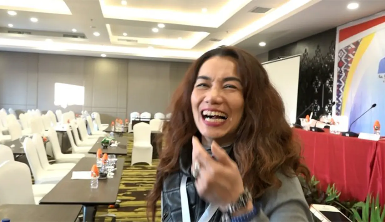 Dari pernikahannya itu, dikaruniai dua orang anak. Proses cerai (2005) hingga pada akhirnya hak asuh kedua anaknya ditangan almarhum. Setelah itu, ia terkesan menghilang. (Hasan Mukti Iskandar/Bintang.com)