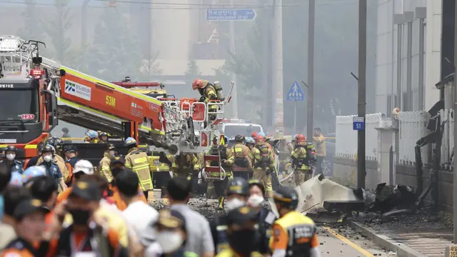 Kebakaran pabrik baterai lithium di Hwaseong, Korea Selatan. (AP)