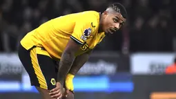 Pemain Wolverhampton Wanderers, Mario Lemina, tampak lesu setelah ditaklukkan Manchester United pada laga Liga Inggris pekan 22 di Stadion Molineux, Jumat (2/2/2024). Berkat hasil ini, Manchester United dengan poin 35 pun berhak naik ke peringkat tujuh klasemen. Sementara itu, Wolves tertahan di posisi ke-11 dengan poin 29. (AP Photo/Rui Vieira)