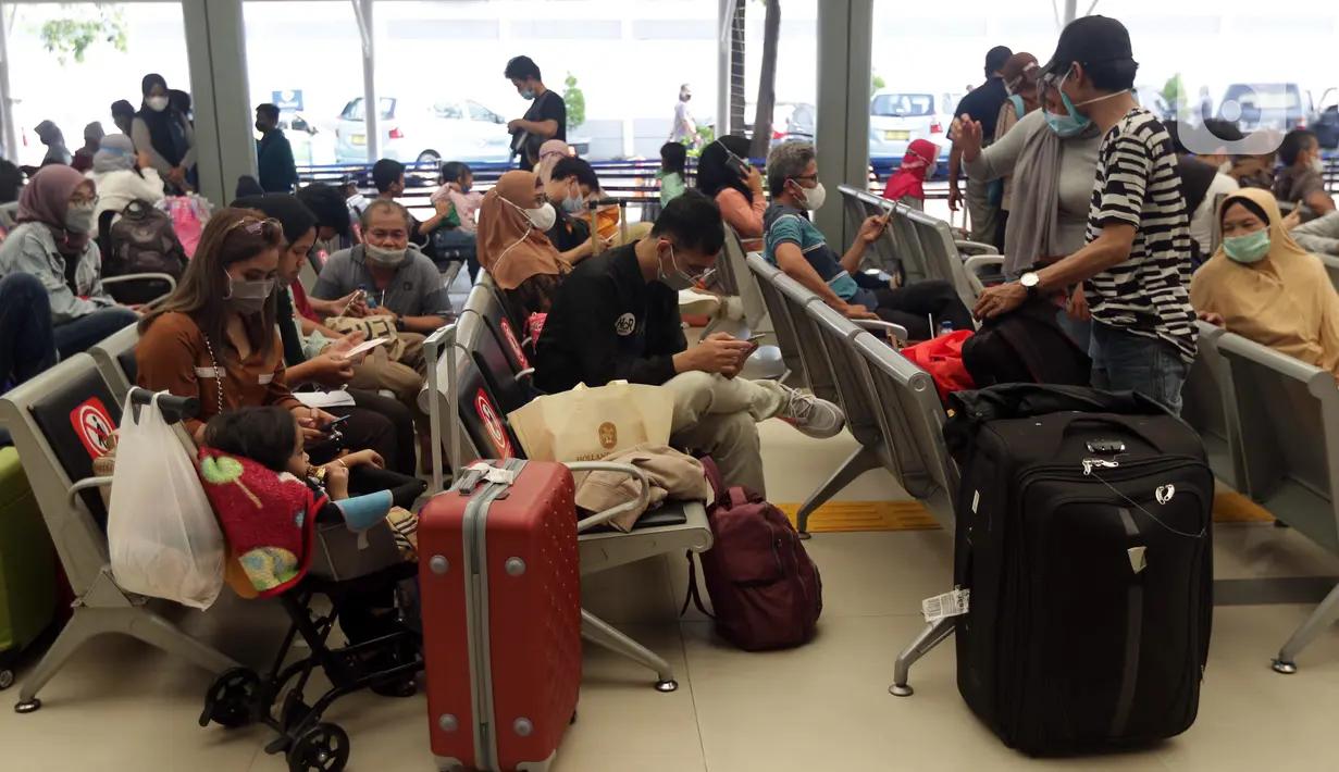 Calon penumpang KA Jarak Jauh menanti waktu keberangkatan di Stasiun Pasar Senen, Jakarta, Selasa (18/5/2021). Seiring berakhirnya masa pelarangan mudik Lebaran 2021, Stasiun Pasar Senen kembali beroperasi melayani keberangkatan dan kedatangan penumpang. (Liputan6.com/Helmi Fithriansyah)