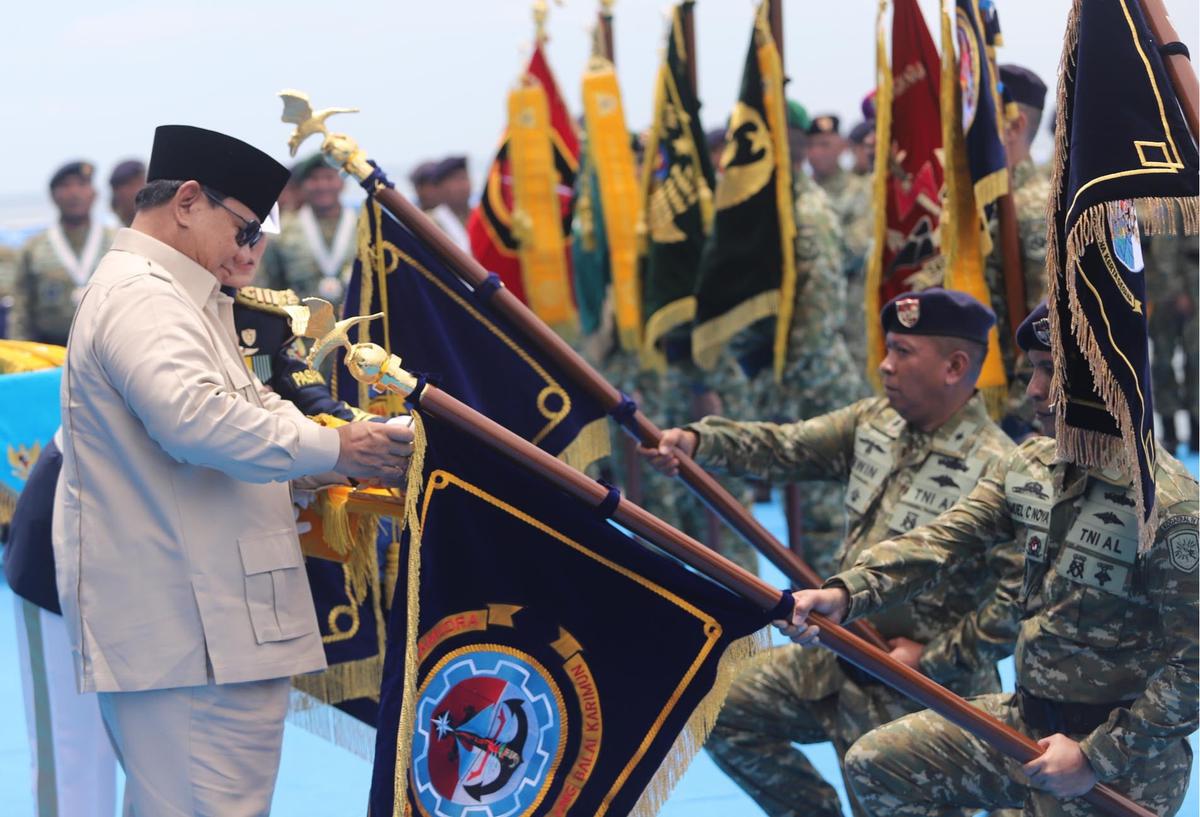 FOTO: Di Atas Kapal Perang, Presiden Prabowo Beri Penghargaan Tertinggi kepada Prajurit TNI
