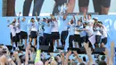 Pemain Manchester City mengangkat trofi saat melakukan parade keberhasilan merebut gelar juara Premier League di Manchester, Senin (14/5/2018). The Citizens menjadi tim terbaik dengan raihan 100 poin. (AP/Richard Sellers)