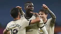 Pemain Manchester United Paul Pogba (tengah) merayakan golnya ke gawang Aston Villa pada pertandingan Premier League di Villa Park, Birmingham, Inggris, Kamis (9/7/2020). Manchester United menang 3-0. (AP Photo/Shaun Botterill ,Pool)