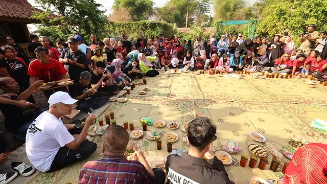 Ganjar Pranowo sarapan bersama warga di Klaten, Jawa Tengah, Rabu (27/12/2023).