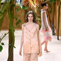Seorang model mengenakan busana sebagai bagian dari koleksi Chanel Haute Couture Musim Gugur/Musim Dingin 2026-2027 untuk Wanita yang dipresentasikan di Paris, Selasa, 7 Juli 2026. (AP Photo/Emma Da Silva)