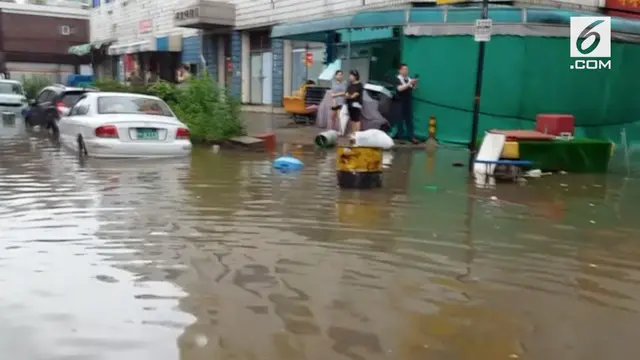 Setidaknya 2 korban meninggal dan ratusan kediaman turis di provinsi Gyeonggi terendam akibat banjir yang melanda Seoul dan sekitarnya.