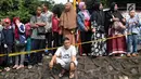 Warga melihat proses evakuasi KRL yang anjlok di kawasan Kebon Pedes, Bogor, Jawa Barat, Minggu (10/3). Kepala Daop I Jakarta Dadan Risdiansyah memastikan penanganan KRL yang anjlok selesai hari ini. (Liputan6.com/Immanuel Antonius)