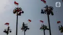 Lomba panjat pinang menjadi wujud dari sikap gotong royong rakyat Indonesia, kerjasama yang baik untuk berada di puncak kemenangan. (Liputan6.com/Angga Yuniar)