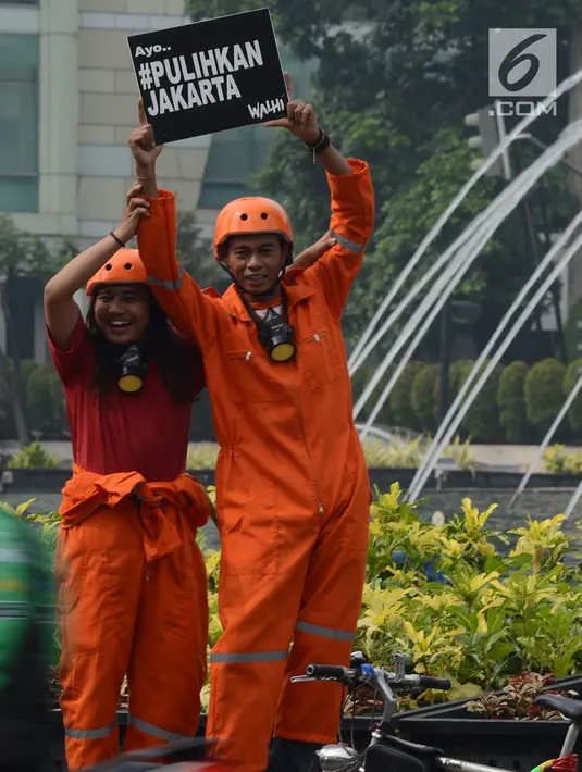 Aktivis melakukan kampanye damai terkait buruknya udara Jakarta di Bundaran HI, Rabu (5/12). Aksi tersebut sebagai bentuk kekecewaan kepada pemerintah akibat lalai dalam menangani polusi udara di Jakarta. (Merdeka.com/Imam Buhori)