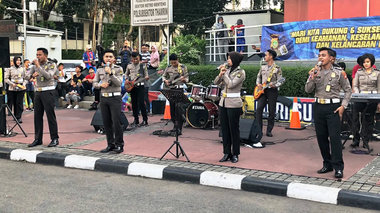 Cakra Metro Band menyosialisasikan tilang elektronik di Car Free Day Jakarta, Minggu (21/10/2018)