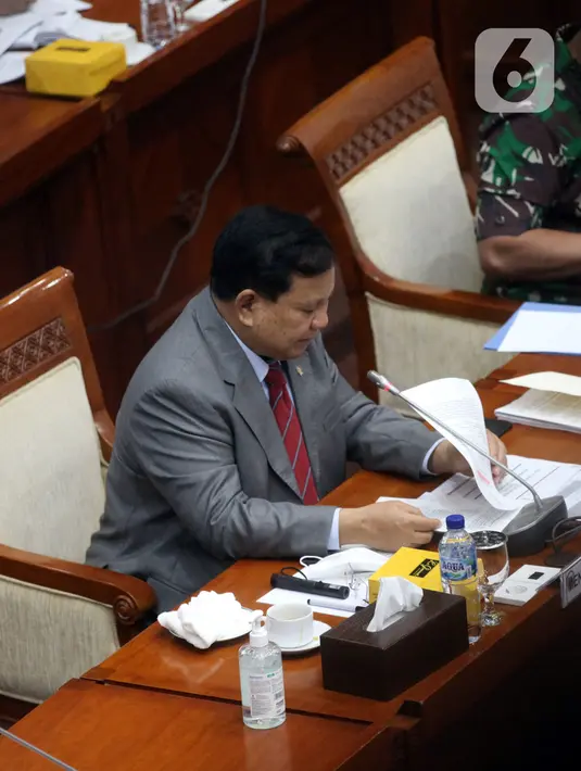 Menteri Pertahanan Prabowo Subianto rapat kerja dengan Komisi I DPR di Kompleks Parlemen, Senayan, Jakarta, Kamis (27/1/2022). Rapat meminta persetujuan DPR untuk penjualan eks KRI Teluk Mandar 514 dan KRI Teluk Penyu 513. (Liputan6.com/Angga Yuniar)