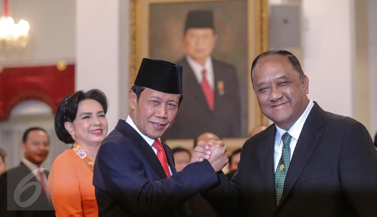 Letjen purnawirawan Sutiyoso (kiri) melakukan salam komando dengan Marciano Norman usai acara pelantikan kepala BIN yang baru di Istana Negara, Jakarta. Rabu (8/7/2015). (Liputan6.com/Faizal Fanani)