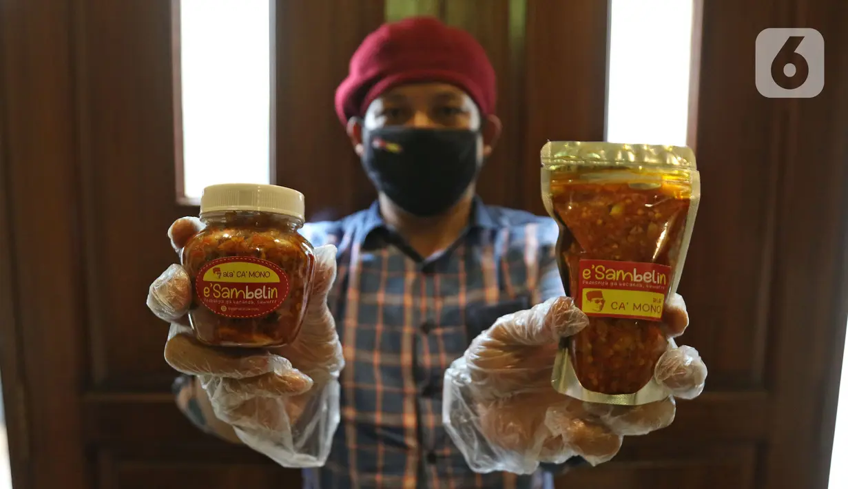 Pelaku UMKM e'sambelin Darmono (Ca' Mono) menunjukkan sambel racikannya dikediamannya kawasan Kebon Jeruk, Jakarta, Rabu (8/7/2020).  Ca' Mono mengaku omset jualan menurun 30 persen di saat PSBB Transisi. (Liputan6.com/Herman Zakharia)