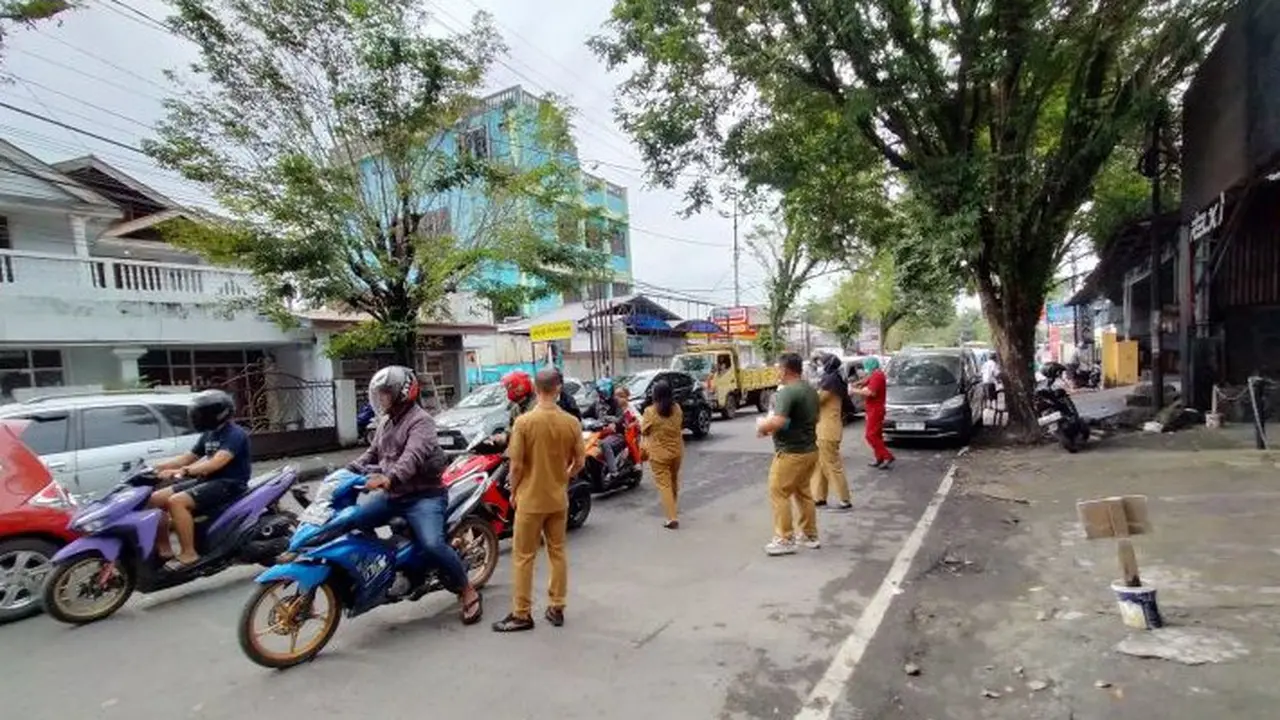 Pembagian masker untuk warga yang dilakukan oleh Puskesmas Sario, Kota Manado, Sulut.